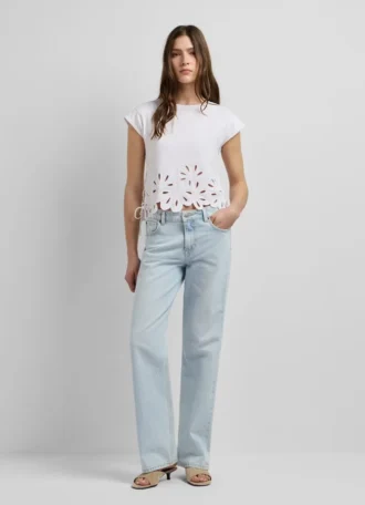 Camiseta con flores caladas