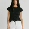 Camiseta con flores caladas