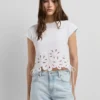 Camiseta con flores caladas Camiseta con flores caladas