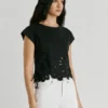Camiseta con flores caladas