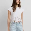 Camiseta con flores caladas Camiseta con flores caladas