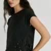 Camiseta con flores caladas