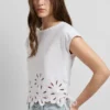 Camiseta con flores caladas Camiseta con flores caladas