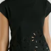 Camiseta con flores caladas