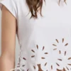 Camiseta con flores caladas Camiseta con flores caladas