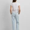 Camiseta con flores caladas Camiseta con flores caladas