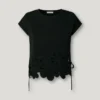 Camiseta con flores caladas