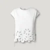 Camiseta con flores caladas Camiseta con flores caladas