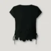 Camiseta con flores caladas