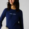 Camiseta con logotipo bordado