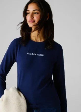 Camiseta con logotipo bordado