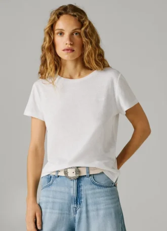 Camiseta con logotipo bordado