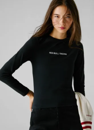Camiseta con logotipo bordado
