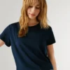 Camiseta con logotipo bordado