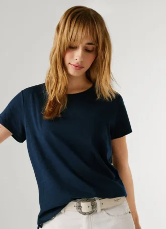 Camiseta con logotipo bordado