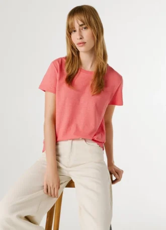 Camiseta con logotipo bordado