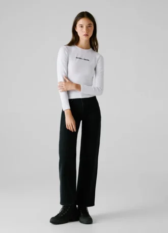 Camiseta con logotipo bordado