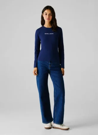 Camiseta con logotipo bordado