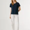 Camiseta con logotipo bordado