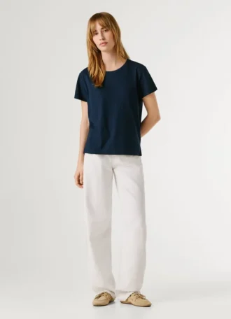 Camiseta con logotipo bordado