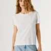 Camiseta con logotipo bordado