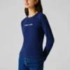 Camiseta con logotipo bordado