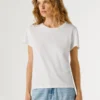 Camiseta con logotipo bordado