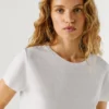 Camiseta con logotipo bordado