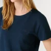 Camiseta con logotipo bordado