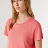 Camiseta con logotipo bordado