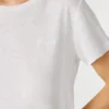 Camiseta con logotipo bordado
