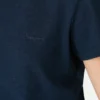 Camiseta con logotipo bordado