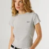 Camiseta con logotipo bordado y cuello acanalado Camiseta con logotipo bordado y cuello acanalado