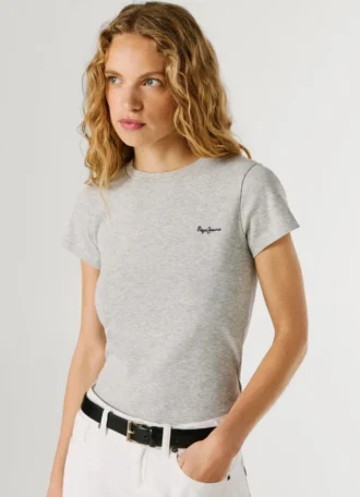 Camiseta con logotipo bordado y cuello acanalado