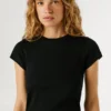 Camiseta con logotipo bordado y cuello acanalado Camiseta con logotipo bordado y cuello acanalado
