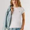 Camiseta con logotipo bordado y cuello acanalado Camiseta con logotipo bordado y cuello acanalado