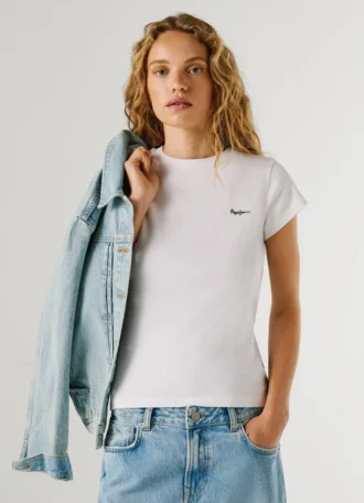 Camiseta con logotipo bordado y cuello acanalado