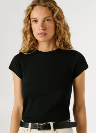 Camiseta con logotipo bordado y cuello acanalado