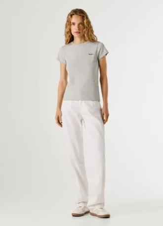 Camiseta con logotipo bordado y cuello acanalado