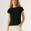 Camiseta con logotipo bordado y cuello acanalado Camiseta con logotipo bordado y cuello acanalado