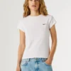 Camiseta con logotipo bordado y cuello acanalado Camiseta con logotipo bordado y cuello acanalado