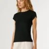 Camiseta con logotipo bordado y cuello acanalado Camiseta con logotipo bordado y cuello acanalado