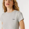 Camiseta con logotipo bordado y cuello acanalado Camiseta con logotipo bordado y cuello acanalado