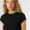 Camiseta con logotipo bordado y cuello acanalado Camiseta con logotipo bordado y cuello acanalado