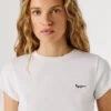 Camiseta con logotipo bordado y cuello acanalado Camiseta con logotipo bordado y cuello acanalado