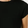 Camiseta con logotipo bordado y cuello acanalado Camiseta con logotipo bordado y cuello acanalado