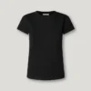 Camiseta con logotipo bordado y cuello acanalado Camiseta con logotipo bordado y cuello acanalado