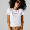 Camiseta con logotipo bordado y ribete Camiseta con logotipo bordado y ribete