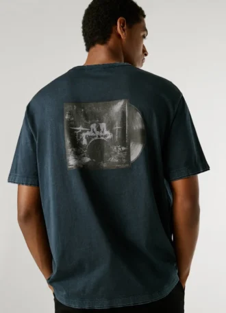 Camiseta de corte holgado con estampado en la espalda
