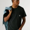 Camiseta de corte regular con bolsillo delantero Camiseta de corte regular con bolsillo delantero